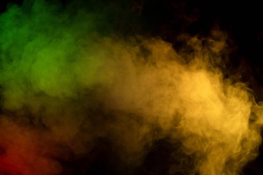 Siyah arka planda turuncu ve kırmızı buhar. Boşluğu kopyala.