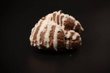 Siyah arka planda hindistan cevizi kremalı profiterol.. 