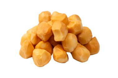 Beyaz bir arka planda izole edilmiş peynir parçaları.. 