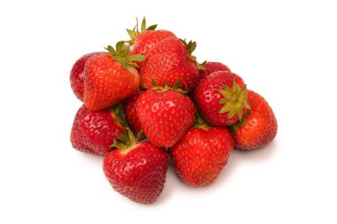 Çilekli. Beyaz arka planda izole edilmiş taze böğürtlen grubu. 