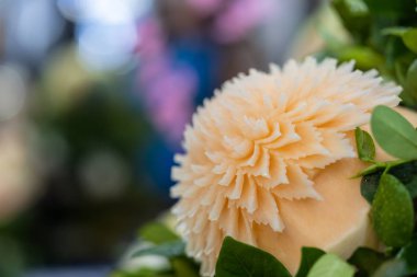 Tay meyve oymacılığı bir gelenekseldir. Düzen çok, hassas, meditasyon ve özel yetenek gerektiren Tay sanat. Meyve oymacılığı Tayland'da saygın bir sanat olarak yüzyıllar boyunca kalıcı.