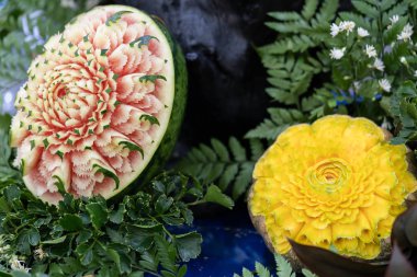 Tay meyve oymacılığı bir gelenekseldir. Düzen çok, hassas, meditasyon ve özel yetenek gerektiren Tay sanat. Meyve oymacılığı Tayland'da saygın bir sanat olarak yüzyıllar boyunca kalıcı.