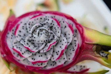 Tay meyve oymacılığı bir gelenekseldir. Düzen çok, hassas, meditasyon ve özel yetenek gerektiren Tay sanat. Meyve oymacılığı Tayland'da saygın bir sanat olarak yüzyıllar boyunca kalıcı.