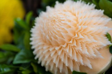 Tay meyve oymacılığı bir gelenekseldir. Düzen çok, hassas, meditasyon ve özel yetenek gerektiren Tay sanat. Meyve oymacılığı Tayland'da saygın bir sanat olarak yüzyıllar boyunca kalıcı.