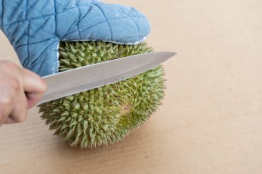 Dikenler bir yeri vardır durian Kabuk soymak için bıçak kullanarak ele