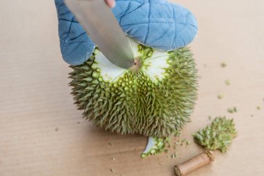 Dikenler bir yeri vardır durian Kabuk soymak için bıçak kullanarak ele