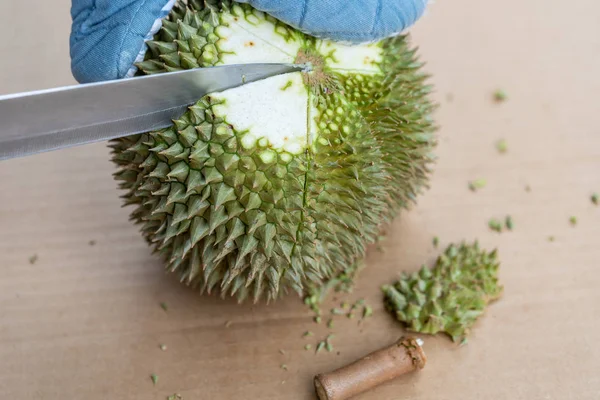 Рука Помощью Ножа Очистить Durian Оболочку Которая Имеет Много Шипов Стоковое Фото