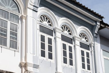 Parlak vintage Sino-Portekiz mimari birçok Phuket town binalarda. Bu eski binalar fazla yüz yıl inşa edilmiştir ve bu mimari tarzı modern Çince ile karışık Avrupa. Phuket, Tayland.