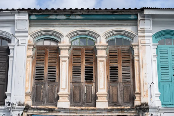 Parlak vintage Sino-Portekiz mimari birçok Phuket town binalarda. Bu eski binalar fazla yüz yıl inşa edilmiştir ve bu mimari tarzı modern Çince ile karışık Avrupa. Phuket, Tayland.