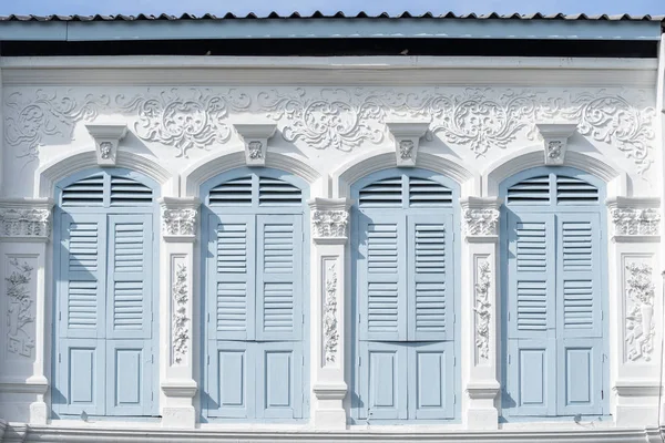 Parlak vintage Sino-Portekiz mimari birçok Phuket town binalarda. Bu eski binalar fazla yüz yıl inşa edilmiştir ve bu mimari tarzı modern Çince ile karışık Avrupa. Phuket, Tayland.