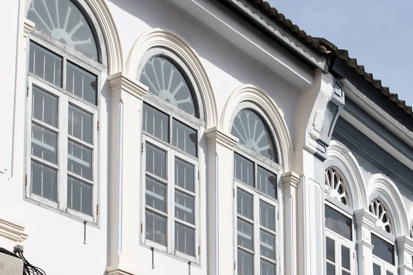 Parlak vintage Sino-Portekiz mimari birçok Phuket town binalarda. Bu eski binalar fazla yüz yıl inşa edilmiştir ve bu mimari tarzı modern Çince ile karışık Avrupa. Phuket, Tayland.