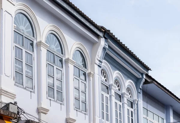Parlak vintage Sino-Portekiz mimari birçok Phuket town binalarda. Bu eski binalar fazla yüz yıl inşa edilmiştir ve bu mimari tarzı modern Çince ile karışık Avrupa. Phuket, Tayland.
