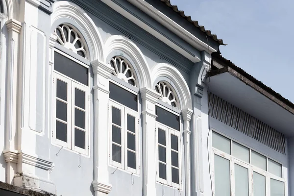 Parlak vintage Sino-Portekiz mimari birçok Phuket town binalarda. Bu eski binalar fazla yüz yıl inşa edilmiştir ve bu mimari tarzı modern Çince ile karışık Avrupa. Phuket, Tayland.