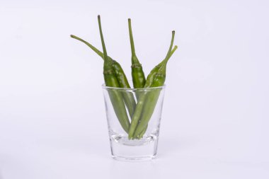 Açık bir cam izole beyaz zemin üzerine kırmızı sıcak biber biber kapatın, istifleme ve kırpma yolu odaklan.