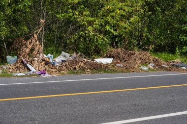 Phuket, Tayland - 26 Temmuz 2018: Phuket, sorun çöp kirliliği ve çevre yolun kenarında çöp yığını. Yasadışı çöp sorunları.