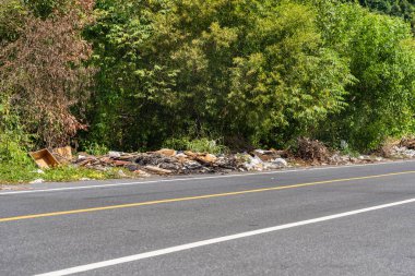 Phuket, Tayland - 26 Temmuz 2018: Phuket, sorun çöp kirliliği ve çevre yolun kenarında çöp yığını. Yasadışı çöp sorunları.