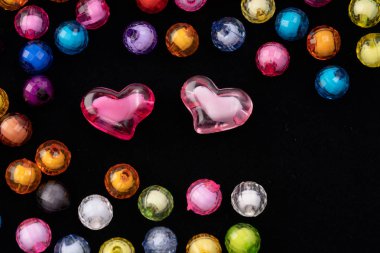 Boncuklar, siyah bir arka plan üzerinde renkli boncuklar,