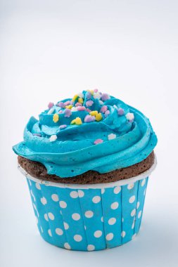 Beyaz arka plan üzerinde izole lezzetli renkli cupcake yakın çekim.
