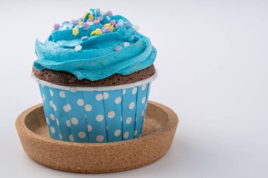 Beyaz arka plan üzerinde izole lezzetli renkli cupcake yakın çekim.