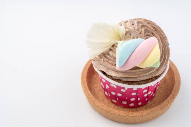 Beyaz arka plan üzerinde izole lezzetli renkli cupcake yakın çekim.