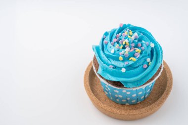 Beyaz arka plan üzerinde izole lezzetli renkli cupcake yakın çekim.