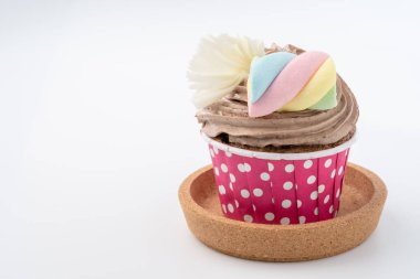 Beyaz arka plan üzerinde izole lezzetli renkli cupcake yakın çekim.