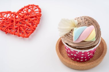 Beyaz arka plan üzerinde izole lezzetli renkli cupcake yakın çekim.