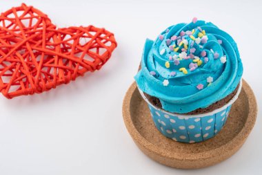 Beyaz arka plan üzerinde izole lezzetli renkli cupcake yakın çekim.