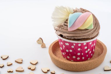 Beyaz arka plan üzerinde izole lezzetli renkli cupcake yakın çekim.