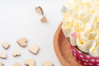 Beyaz arka plan üzerinde izole lezzetli renkli cupcake yakın çekim.