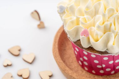 Beyaz arka plan üzerinde izole lezzetli renkli cupcake yakın çekim.