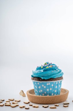 Beyaz arka plan üzerinde izole lezzetli renkli cupcake yakın çekim.