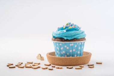 Beyaz arka plan üzerinde izole lezzetli renkli cupcake yakın çekim.
