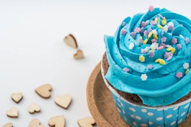 Beyaz arka plan üzerinde izole lezzetli renkli cupcake yakın çekim.