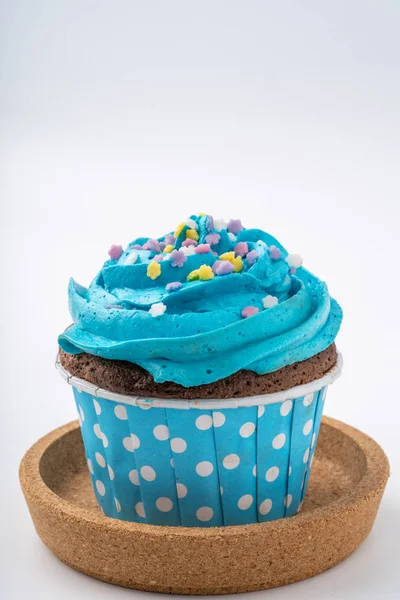 Beyaz arka plan üzerinde izole lezzetli renkli cupcake yakın çekim.