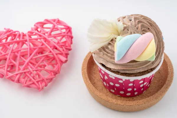Beyaz arka plan üzerinde izole lezzetli renkli cupcake yakın çekim.