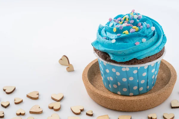 Beyaz arka plan üzerinde izole lezzetli renkli cupcake yakın çekim.