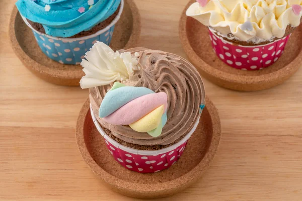 Leckere Bunte Cupcake Isoliert Auf Holz Hintergrund Nahaufnahme — Stockfoto