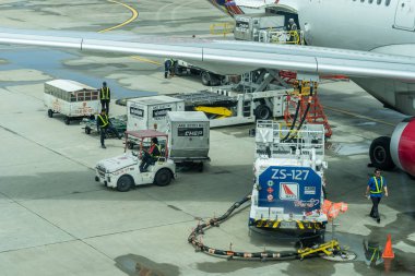 Don Muang Uluslararası Havaalanı, Bangkok, Tayland - 23 Temmuz 2018: kamyon yakıt tankı üstünde uçak pisti ile. Yakıt kamyonu yolcu uçağa yakıt ikmali. İşçiler torba içine yükleme uçak. Petrol kamyon.