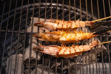 Izgara karides veya kolay Barbekü ızgara karides ızgara. Alevli ızgara ızgara karides. Diyet ya da pişirme kavramı.