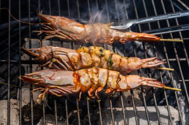 Izgara karides veya kolay Barbekü ızgara karides ızgara. Alevli ızgara ızgara karides. Diyet ya da pişirme kavramı.