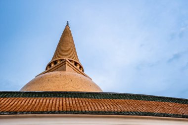 Wat Phra Pathom Chedi mavi gök, Tayland. Altın stupas.