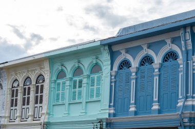 Parlak vintage Sino-Portekiz mimari birçok Phuket town binalarda. Bu eski binalar fazla yüz yıl inşa edilmiştir ve bu mimari tarzı modern Çince ile karışık Avrupa. Phuket, Tayland. Eski pencere.