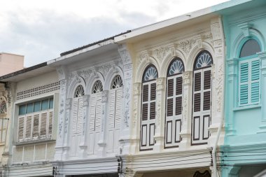 Parlak vintage Sino-Portekiz mimari birçok Phuket town binalarda. Bu eski binalar fazla yüz yıl inşa edilmiştir ve bu mimari tarzı modern Çince ile karışık Avrupa. Phuket, Tayland. Eski pencere.