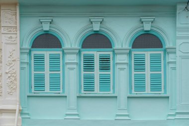 Parlak vintage Sino-Portekiz mimari birçok Phuket town binalarda. Bu eski binalar fazla yüz yıl inşa edilmiştir ve bu mimari tarzı modern Çince ile karışık Avrupa. Phuket, Tayland. Eski pencere.