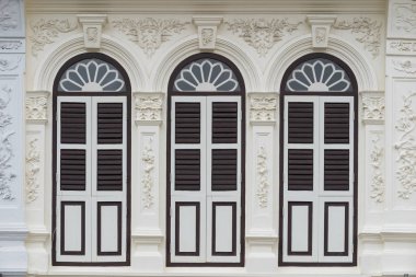 Parlak vintage Sino-Portekiz mimari birçok Phuket town binalarda. Bu eski binalar fazla yüz yıl inşa edilmiştir ve bu mimari tarzı modern Çince ile karışık Avrupa. Phuket, Tayland. Eski pencere.