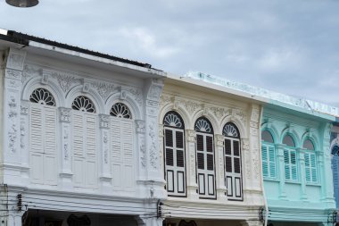 Parlak vintage Sino-Portekiz mimari birçok Phuket town binalarda. Bu eski binalar fazla yüz yıl inşa edilmiştir ve bu mimari tarzı modern Çince ile karışık Avrupa. Phuket, Tayland. Eski pencere.