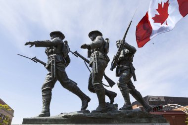 Charlottetown Pei, Kanada - 13 Haziran 2018: Kanadalılar kurban savaş zamanında anısına Charlottetown Prince Edward Island Kanada Ulusal Savaş Anıtı bronz heykeller.
