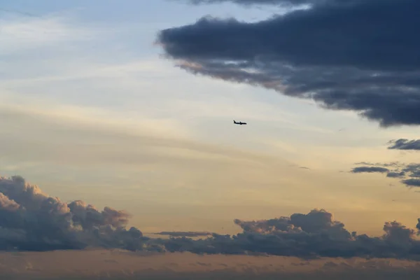 Airplane Going Clouds — Stock Photo, Image