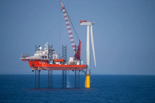 Construção de turbinas eólicas offshore — Fotografia de Stock